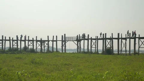People walking on the U Bein bridge over Taungthaman Lake, Mynamar Stock Footage 236743562