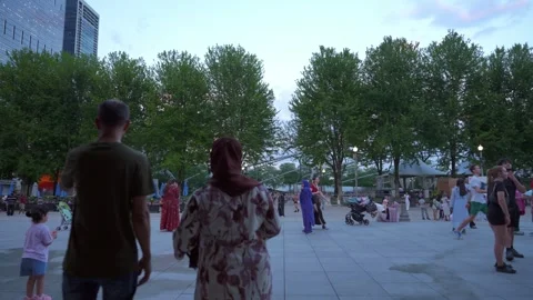 People Walking Under Cloud Gate Sculpture In Millennium Park Chicago Stock Footage 336274338