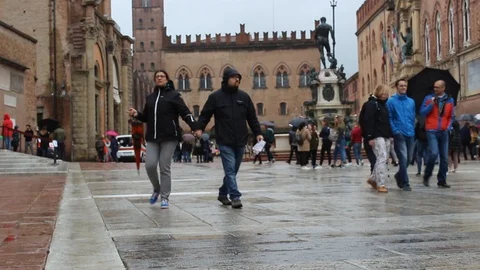 People walking under the rain, in the background the fontana del nettuno. Stock Footage 108446604