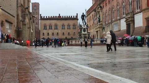 People walking under the rain, in the background the fontana del nettuno. Stock Footage 108447191