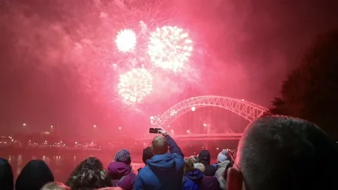 People watch colourful fireworks exploding on Silver Jubilee bridge, Widnes Vídeos de archivo 221396967