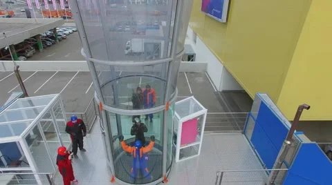 People watch on instructor which helps boy to start fly in air-tube Vidéo 67647486