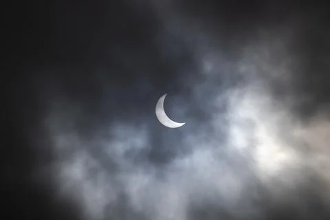 People watch partial solar eclipse in Bali, Denpasar, Indonesia - 20 Apr 2023 Fotos Stock