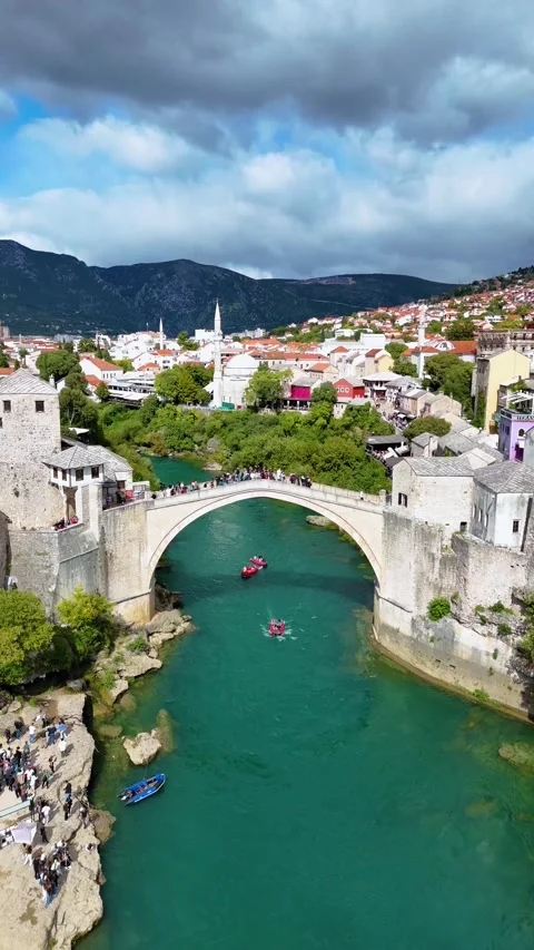 People watching a diver jumping from old bridge in mostar 库存影片 341778526