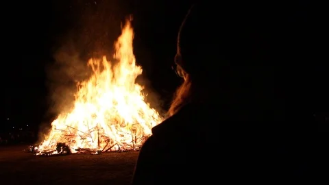 People watching fire Stock Footage 122307126