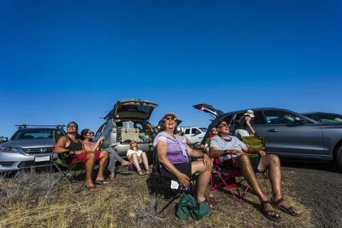 People watching solar eclipse, August 8, 2017, Maupin, Oregon, USA Foto stock