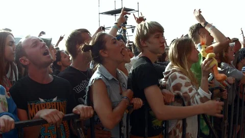 People Waving And Clapping Hands At Concert, Enjoying Music Vidéo 89492981