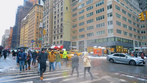 People wearing warn clothes cross the street at daytime. Winter day in New York Vídeo Stock 325133040