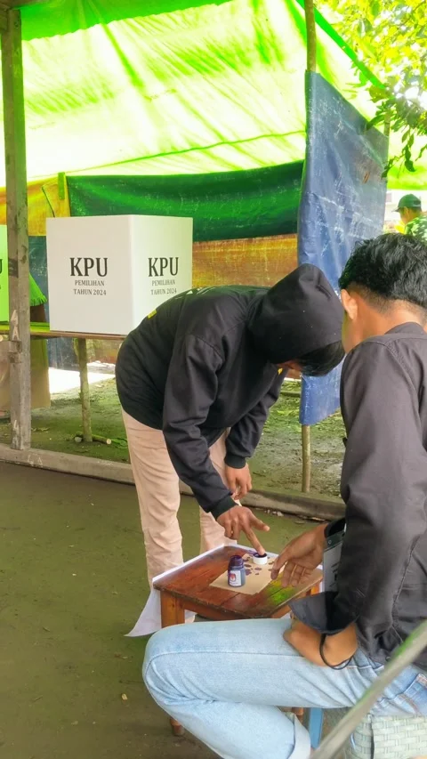 People who are currently voting in the (KPU) election for Governor and Regent Stock Footage 293702589