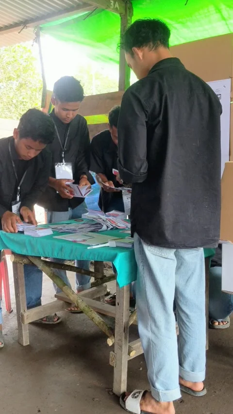 People who are currently voting in the (KPU) election for Governor and Regent Stock Footage 293703979