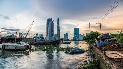 People working at the docks in front of Ho Chi Minh City waterfront, Vietnam Vídeo Stock 116870542