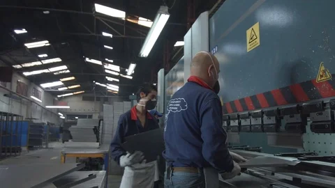 People working in a factory 動画素材 75166375
