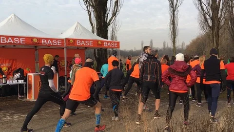 Peoples doing muscle warming training before the marathon in the park (Parco Stock-Footage 124198138