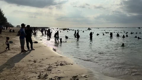 People's silhouette on the beach 動画素材 264103761