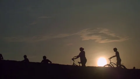 People's silhouttes on backlighting 動画素材 75167162