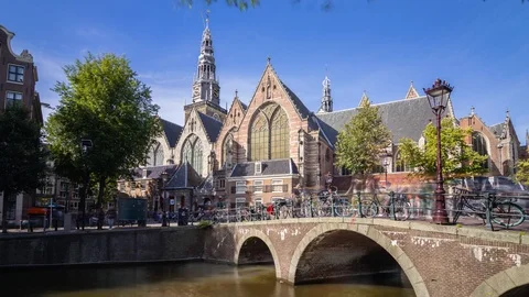 Peoples walking on the bridge in front of the Oude Kerk church in Amsterdam Stock-Footage 102296851