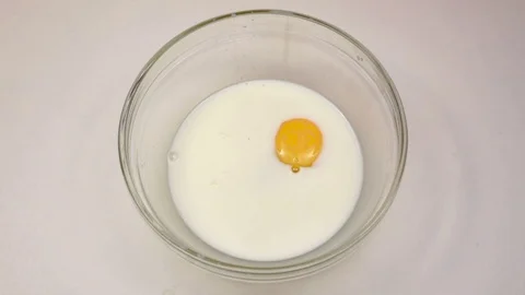 Pepper is add to egg with milk in slow motion Vidéo 76149330