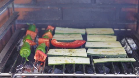 Pepper and courgette on grill on fire Video stock 116736553