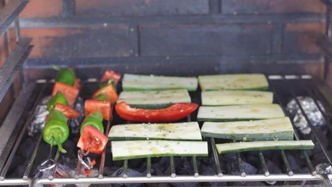Pepper and courgette on grill on fire Video stock 116736614