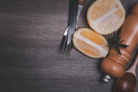 Pepper background lemon steak set gray Foto stock