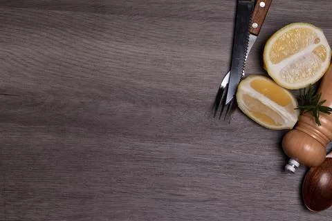 Pepper background lemon steak set gray Foto stock