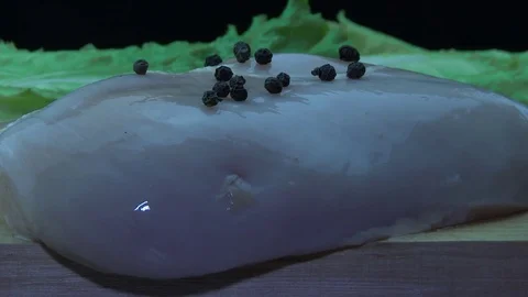 Pepper beans fall on chicken fillet 動画素材 82566375