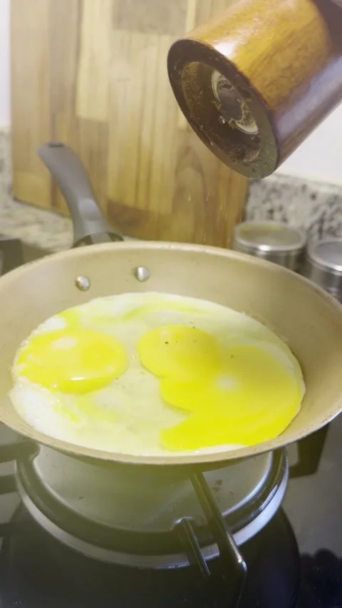 Pepper on fried egg slowm Vert Stock Footage 337416131