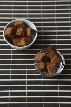 Peppered bread crackers with spices in plates Foto stock
