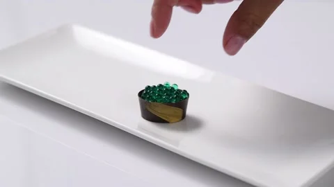 Peppermint capsules. Molecular cuisine. Vídeos de archivo 134473129