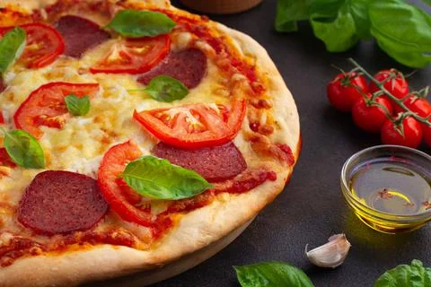 Pepperoni pizza with basil close-up Foto stock