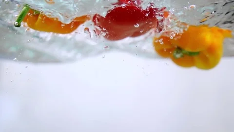 Peppers in water in slow motion Video stock 76041137