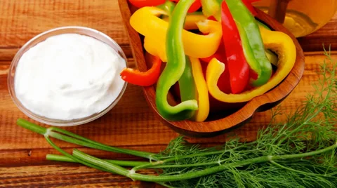 Peppers on wood Vídeos de archivo 30403554