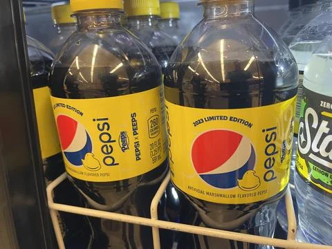 Pepsi cola Easter Peeps candy flavored limited edition rows in cooler Foto stock