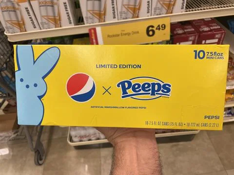 Pepsi cola Easter Peeps candy flavored limited edition 12 pack in hand Foto stock