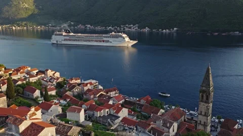 Perast Rooftops Cruise Ship Bay of Kotor Golden Hour Aerial 스톡 동영상 335583102