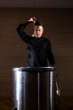 Percussionist practicing with two drums Foto stock