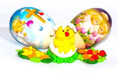 Perfect colorful handmade easter eggs and chicken isolated on a white Foto stock