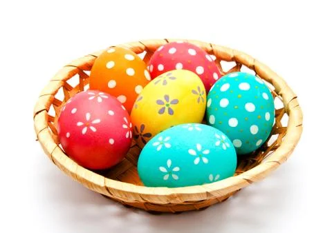 Perfect colorful handmade easter eggs in the basket isolated Foto stock