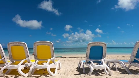 Perfect day on the ocean coast Coco Cay landscape with sunbeds Stock-Footage 109100590