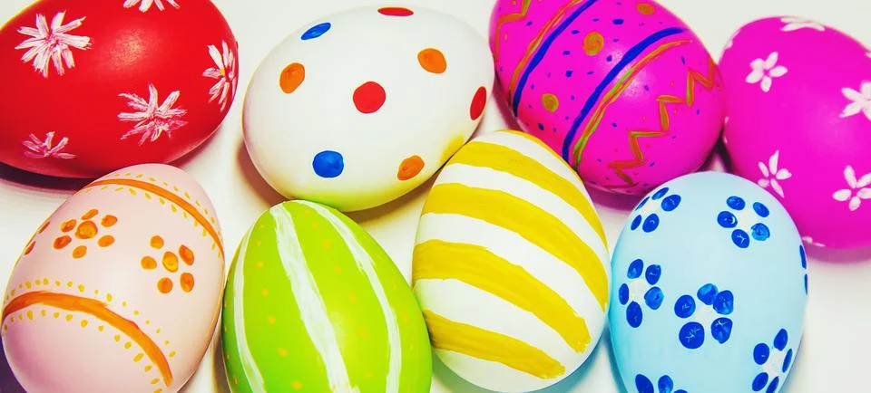 Perfect Easter eggs Hand Made. On white isolated background. Selective focus. 스톡 사진