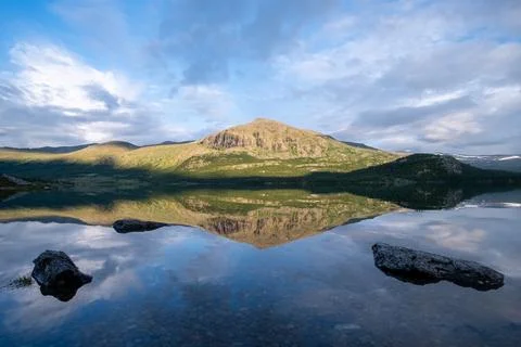Perfect Mirror Reflection of Mountain Peak in vre Sjodalsvatnet Lake, Innla.. Foto stock