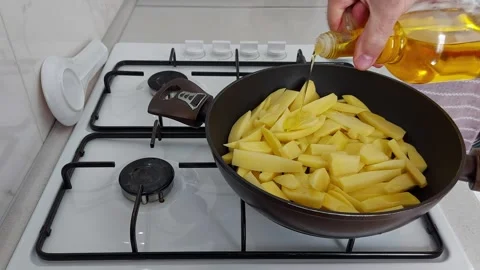 Perfect Oil Tips for Crispy Fried Potatoes 스톡 동영상 304543527