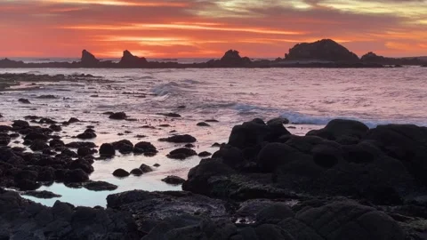 The perfect Oregon coast sunset with clouds, rocks and waves Video stock 329449237