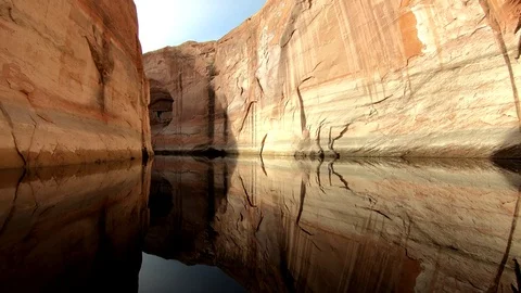 Perfect Red Sandstone Reflection on Lake Powell with Calm Water and Sunrise Vídeo Stock 88235007