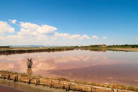 Perfect reflection of sky and clouds in the smooth surface of one of the pi.. Foto stock