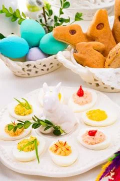 The perfect table with colorful table decorations for Easter Stock Photos