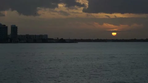 Perfectly circular sun during the sunset in Normandy Island Miami Beach Stock Footage 134853679