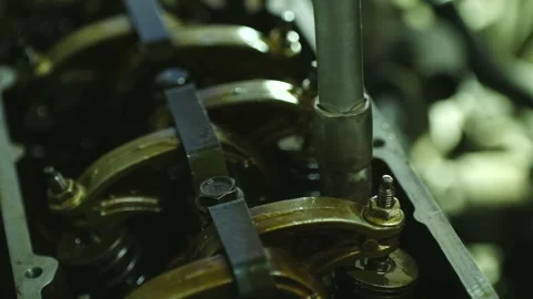 Perfectly measured force applied to each cylinder head bolt in engine rebuild 스톡 동영상 310521200