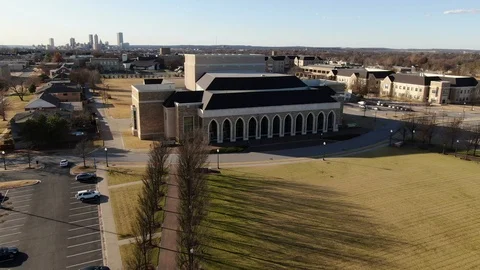 Performance center gables above the Tulsa skyline horizon 動画素材 121109765