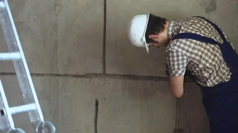 Performance of electrical work Vidéo 61724117